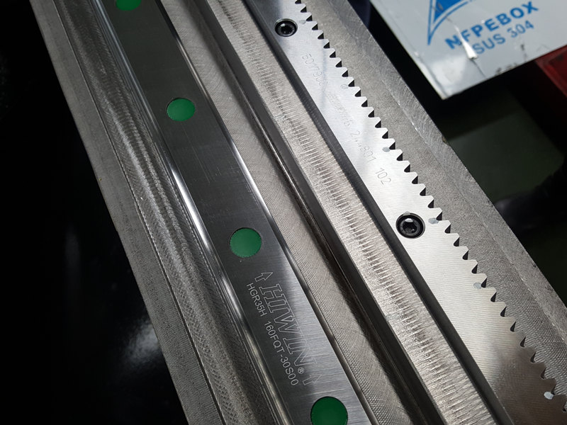 Tagliatrice del tubo del laser 1500W da vendere Laser del tubo del tubo e taglierina del metallo 1.5KW